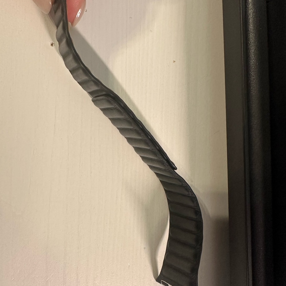 Black Apple Leather Magnetic Strap (S/M) - Picture 6 of 6